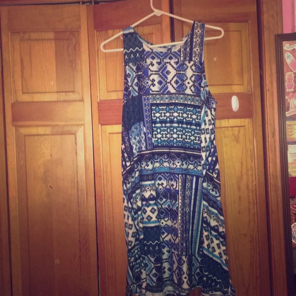 Flowy sleeveless patterned swing dress
